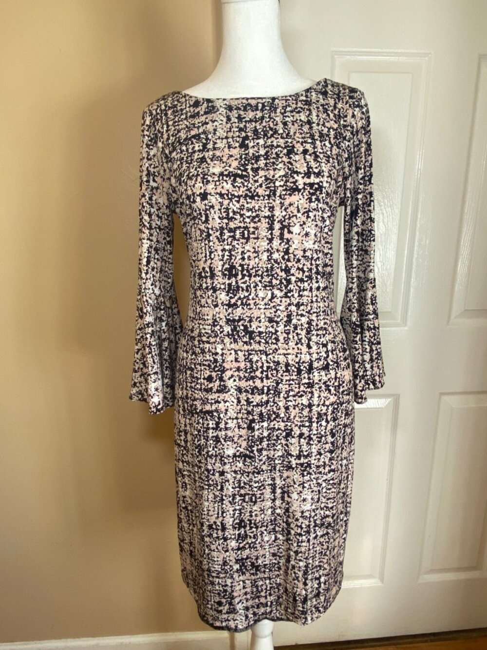 NWT Calvin Klein Size 6 Printed Bell Sleeve Sheath Dress